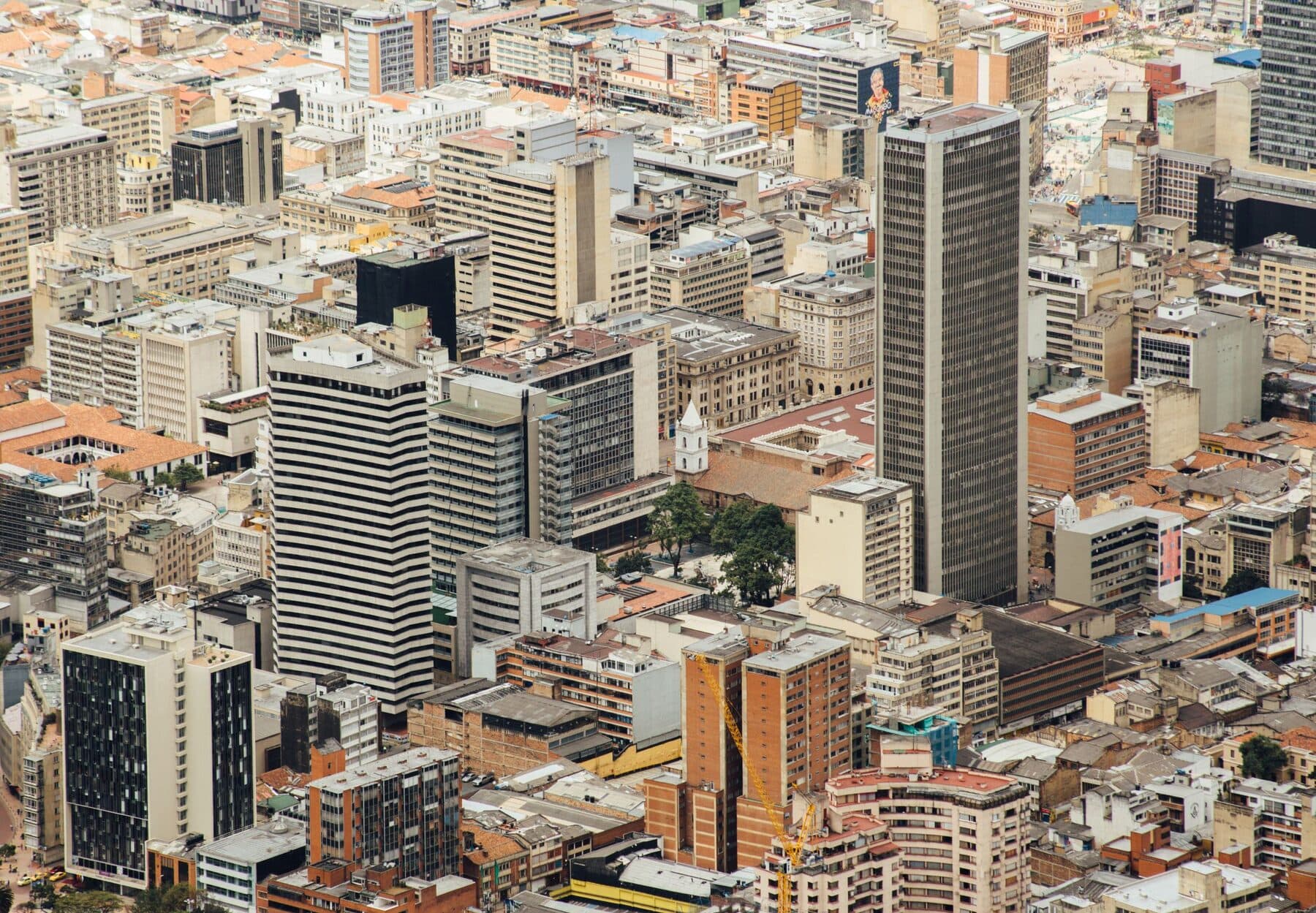 Vista aérea del centro de Bogotá, densamente edificado.